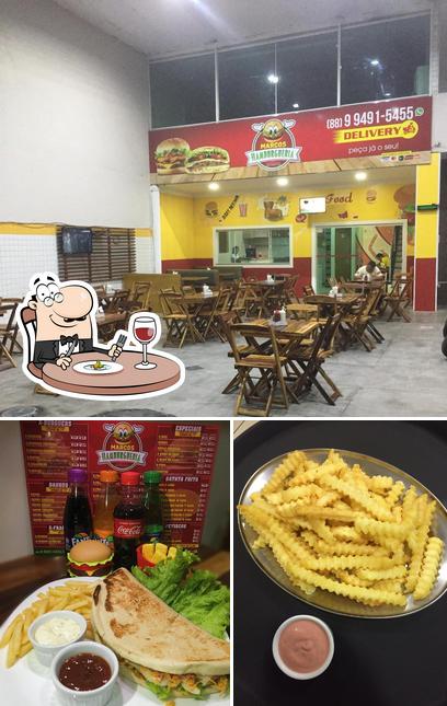 A foto da comida e interior a Marcos Hamburgueria