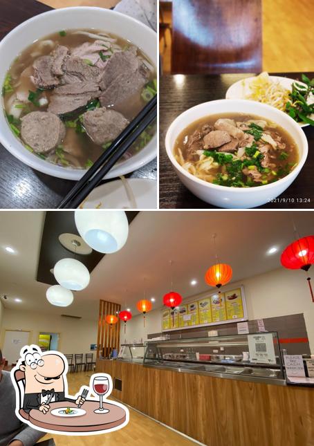 Observa las fotografías donde puedes ver comida y interior en Bamboo Chopsticks Pho