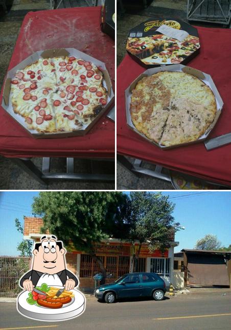A imagem da comida e exterior no Pizzaria Quatro Queijos - Pastéis, Lanches e Porções