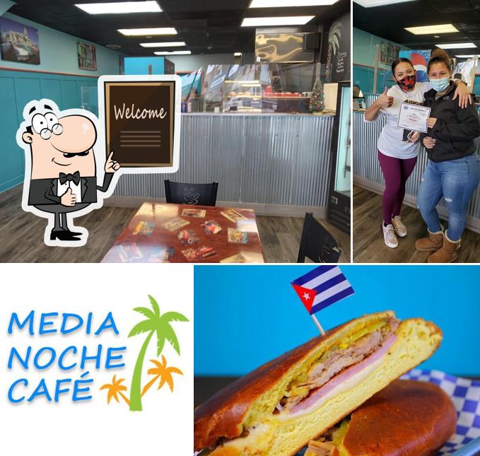 Взгляните на снимок кафе "Media Noche Cafe"
