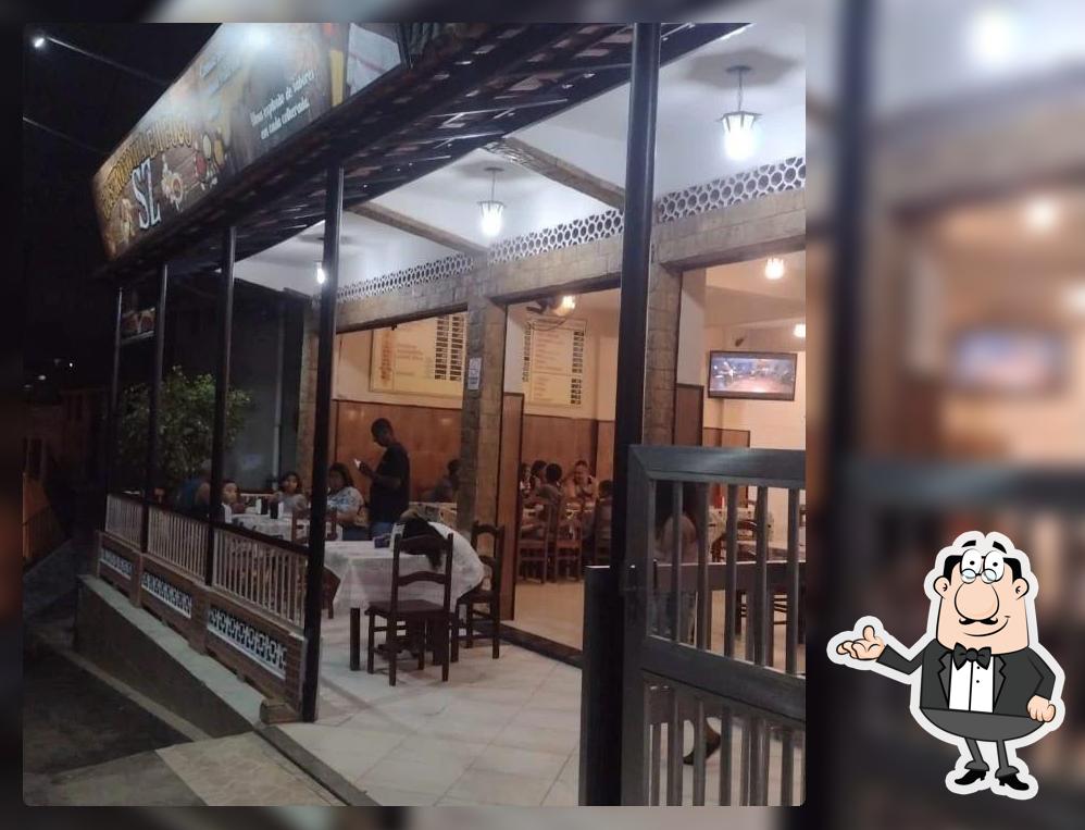 Sente em uma das mesas no Gastronomia em foco sz