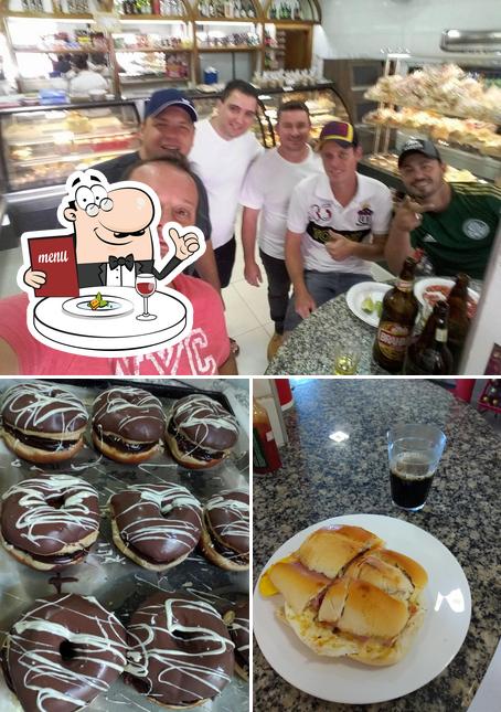 A imagem da comida e interior no Panificadora Santo Antônio