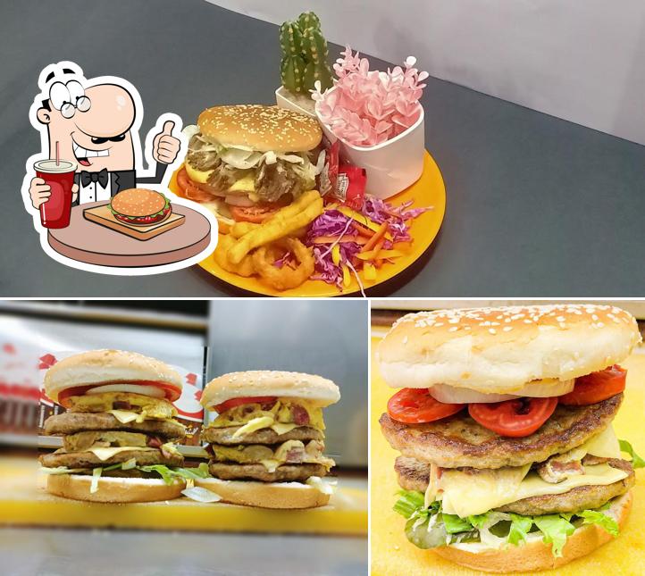 Попробуйте гамбургеры в "مطعم الشرقاوي"