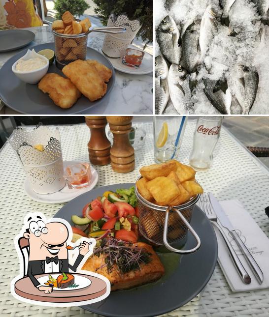 Sunset Breeze Restaurant & Lounge sert un menu pour les amateurs de fruits de mer