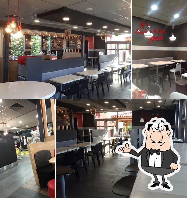 Installez-vous à l'une des tables de KFC Ollioules