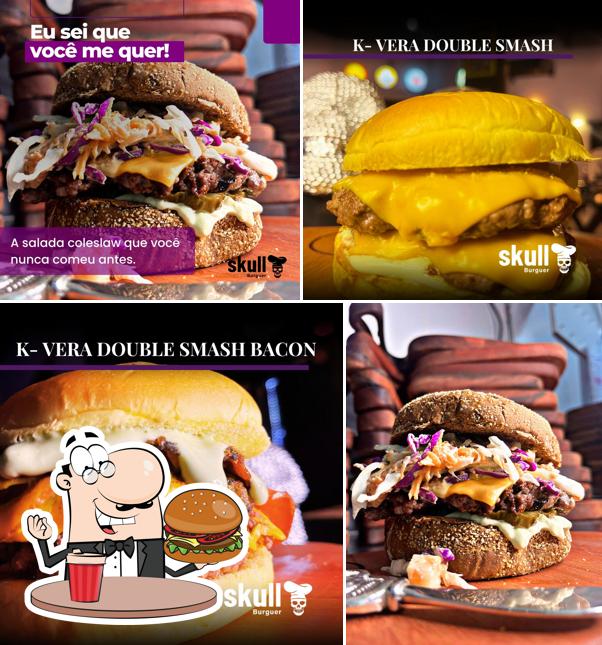 Delicie-se com um hambúrguer no Skull Burguer