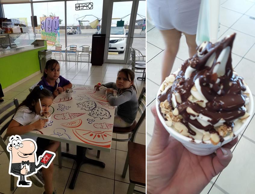 Pub y bar La Paletera Ice Cream & Fruit Cups, Laredo, 4420 S Zapata Hwy