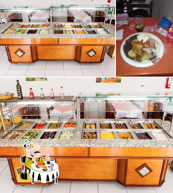 A foto do Restaurante Moroni’s comida e mesa de jantar
