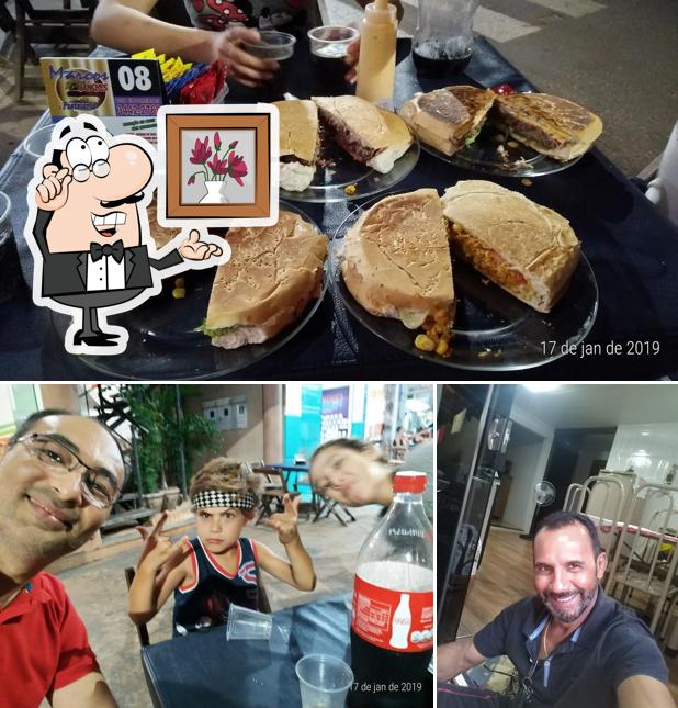 Entre diversos coisas, interior e comida podem ser encontrados no Marcos Lanches