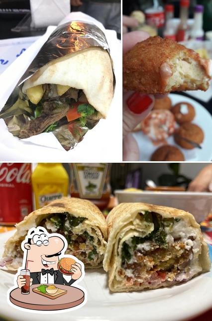 Consiga um hambúrguer no Tharwa Shawarma