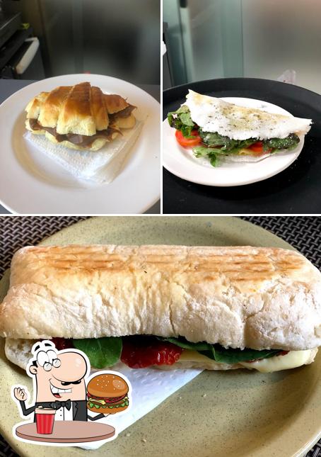 Experimente um hambúrguer no Café Santorini (Coffee time)