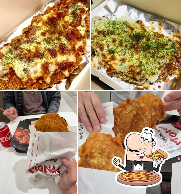 Order pizza at Monga Fried Chicken (艋舺雞排)