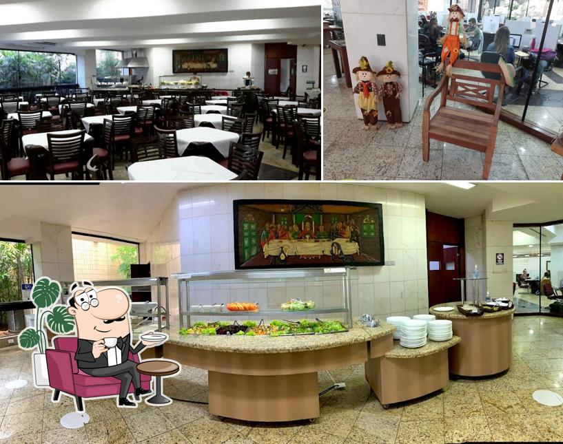 Sente em uma das mesas no Lanchonete e Restaurante ParlaMundi