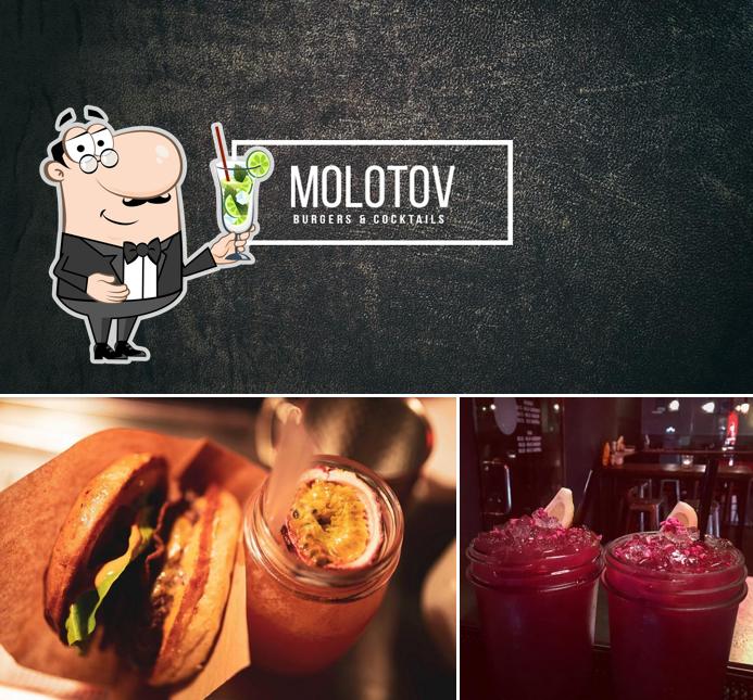 Закажите различные напитки, представленные в "Molotov - Burger & Cocktails"