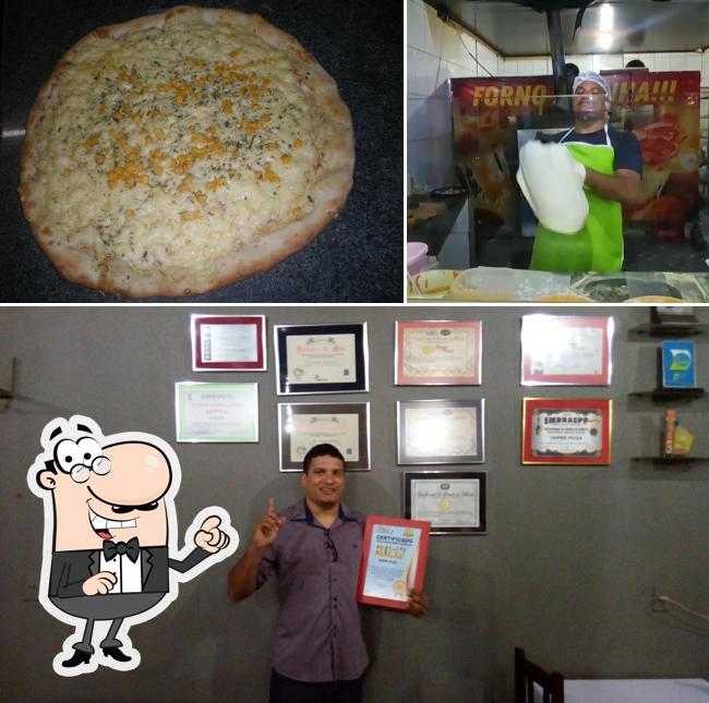 Sente em uma das mesas no Super Pizza Goiatuba