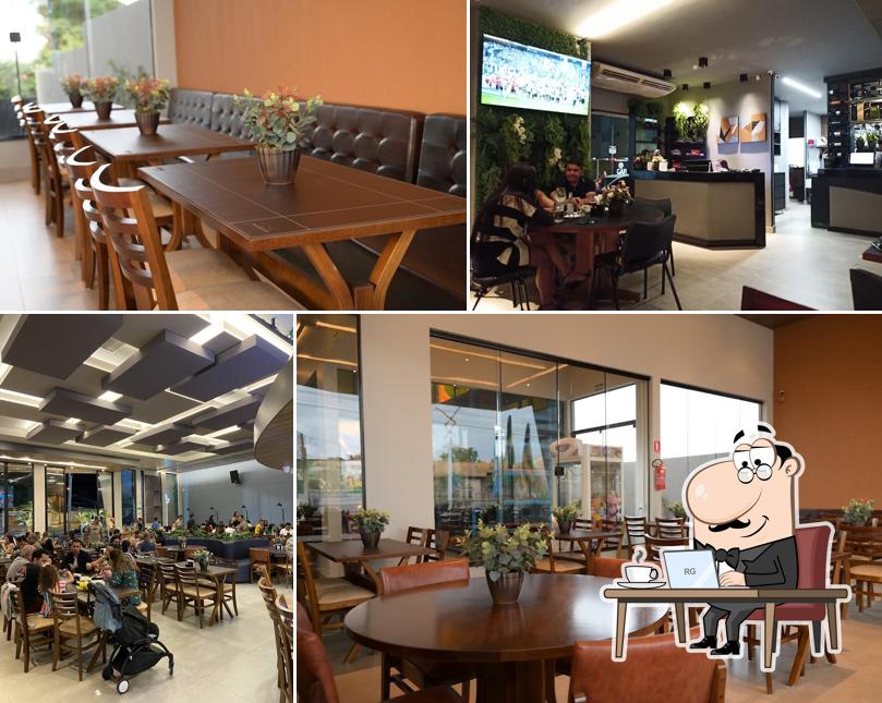 Sente em uma das mesas no Coliseu Gastrobar - Bar em Caldas Novas