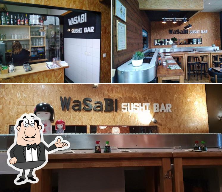 Installez-vous à l'une des tables de Wasabi Sushi Bar