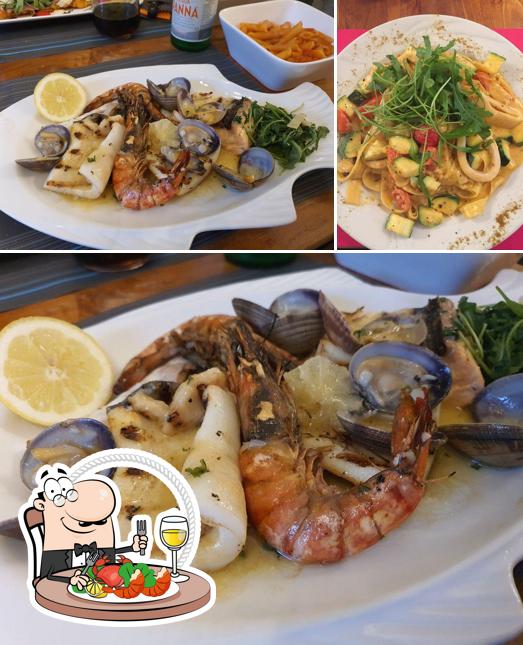 Prenez de nombreux repas à base de fruits de mer servis par Luca & Papa