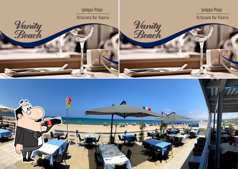 La immagine di bevanda e tavolo da pranzo da Vanity Beach di Giuseppe di Gregorio