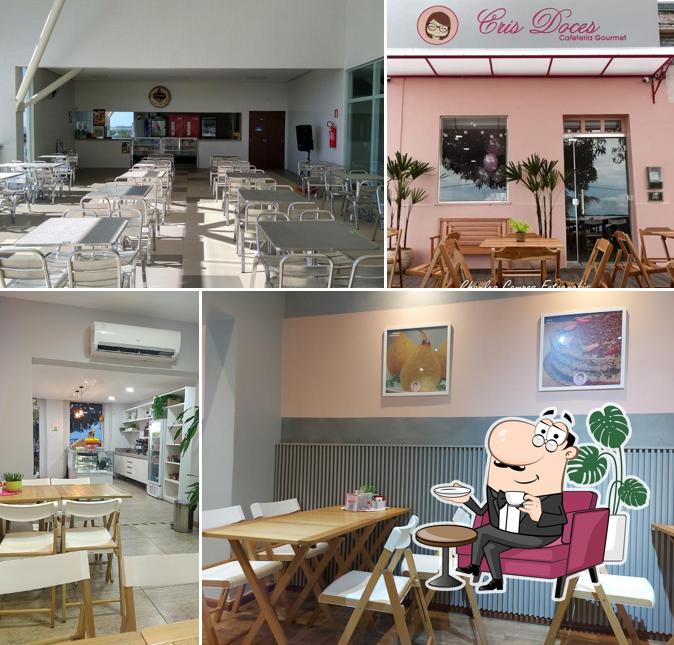 O interior do Cris Doces Cafeteria Gourmet