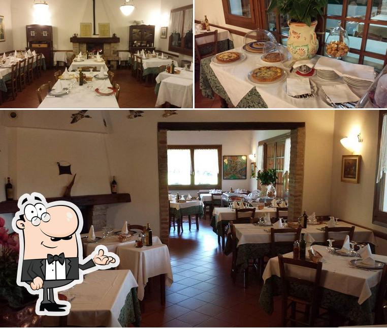 La foto della interni e tavolo da pranzo di Trattoria alla vigna