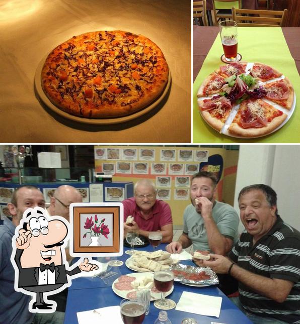 Dai un’occhiata alla immagine che raffigura la interni e pizza di Pizza A Pezzi