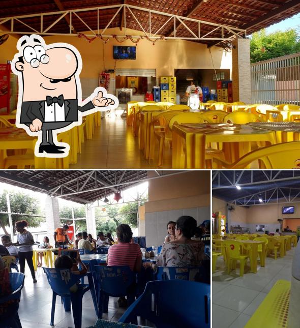 Sente em uma das mesas no Carlos Churrascaria