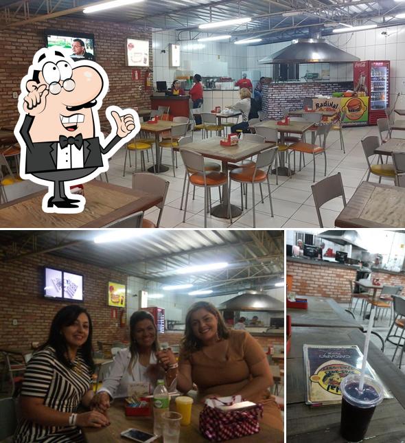 O interior do Radikal Burguer e Pizza