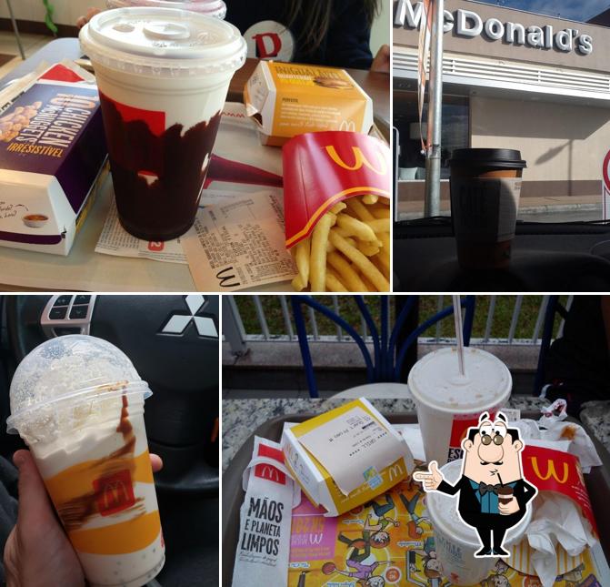 Desfrute de um drinque no McDonald's