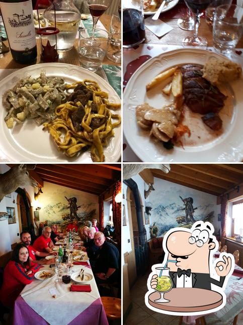 Tra le diverse cose da Chalet Tana del Grillo si possono trovare la bevanda e tavolo da pranzo