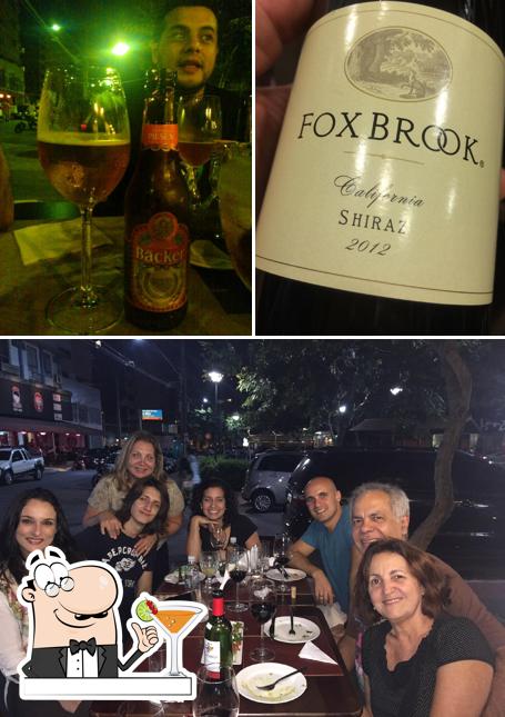 A bebida e balcão de bar do restaurante