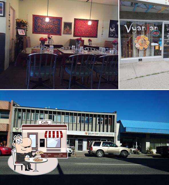 La extérieur et table à manger du restaurant