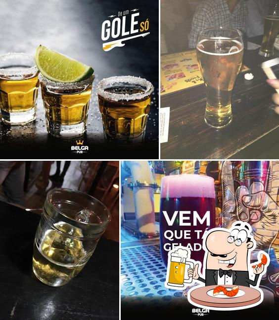 Desfute um copo de cerveja leve ou escura