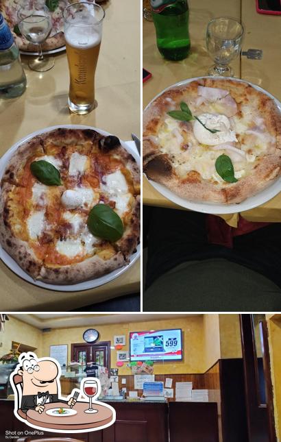 La foto di cibo e interni da Bar pizzeria Cin Cin