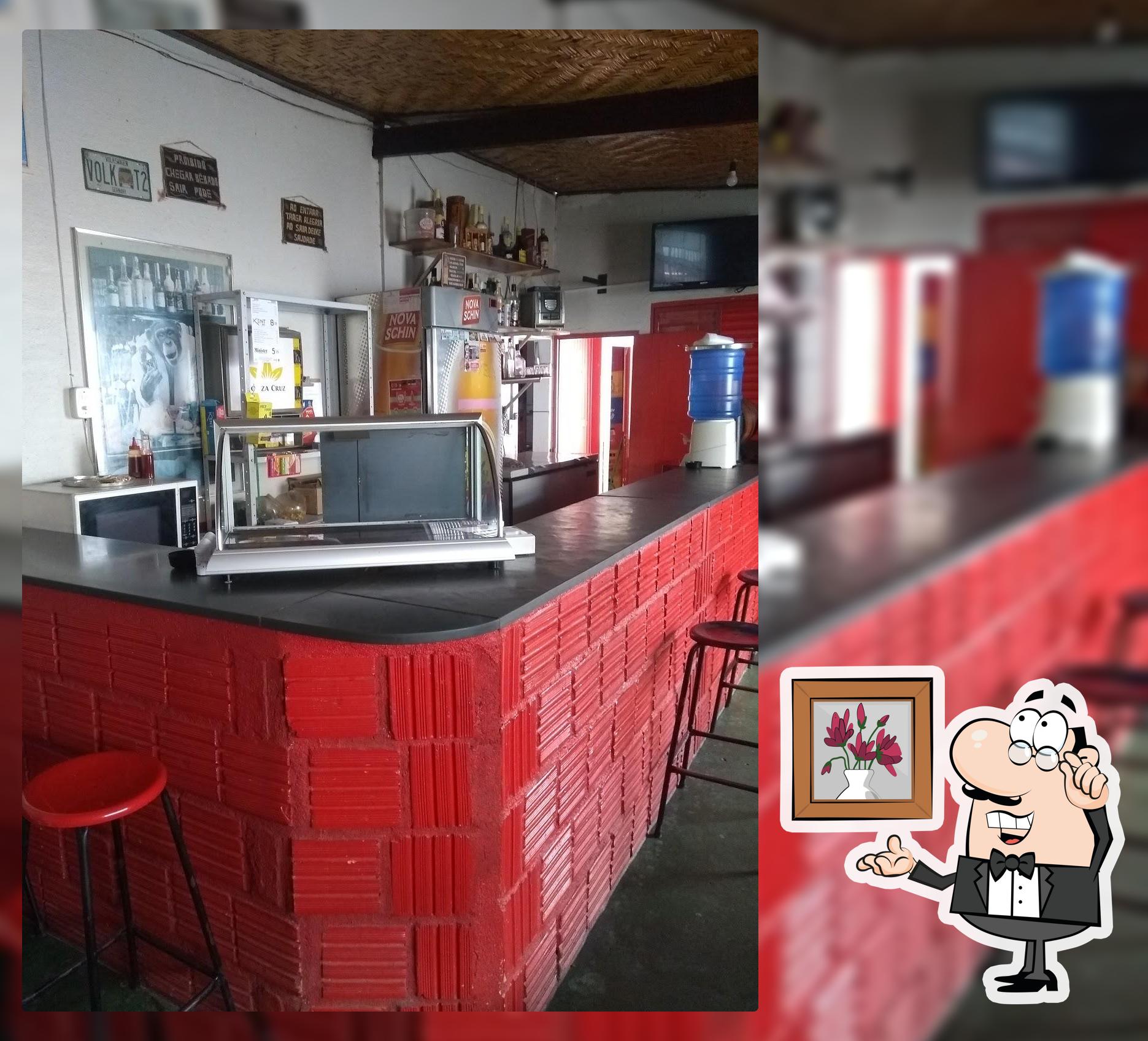 Sente em uma das mesas no Badejo Bar