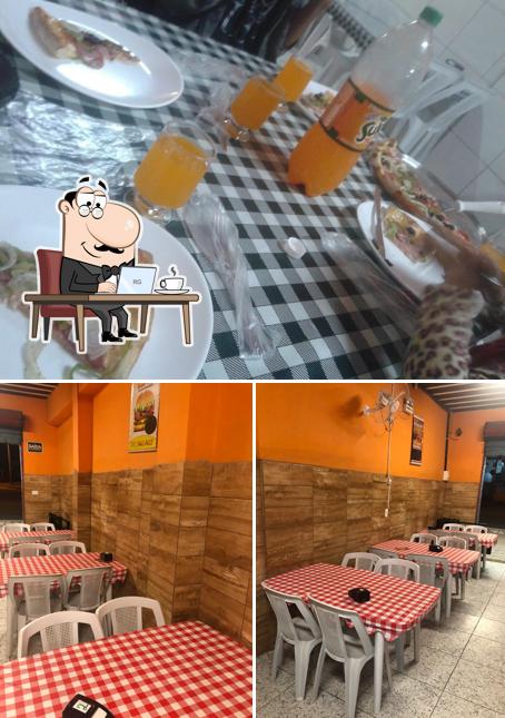 Entre diversos coisas, interior e mesa de jantar podem ser encontrados a Brasa Pizza