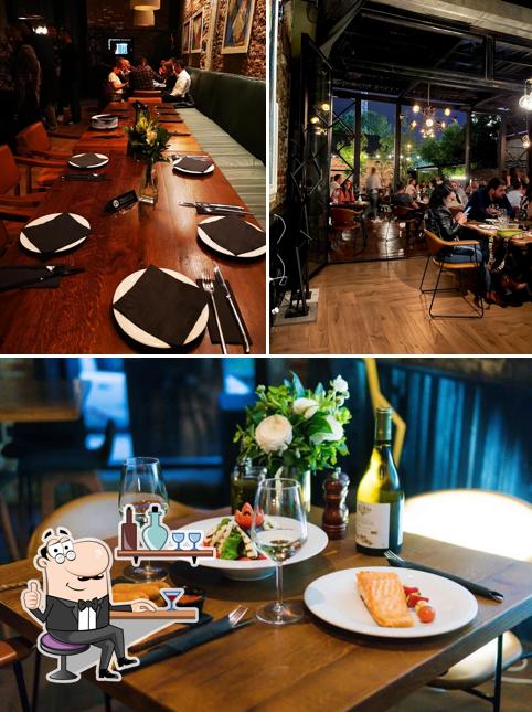 Vérifiez la photo représentant la intérieur et table à manger concernant Kitchen & Bar „Three“