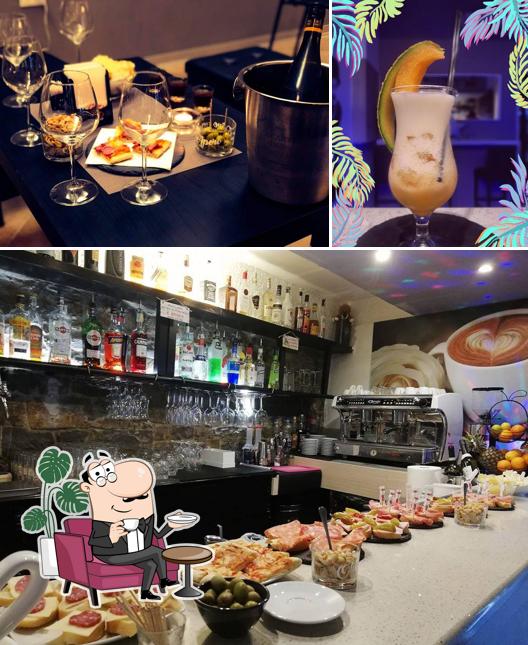 Tra le diverse cose da Bar Al Viale 59 si possono trovare la interni e cibo