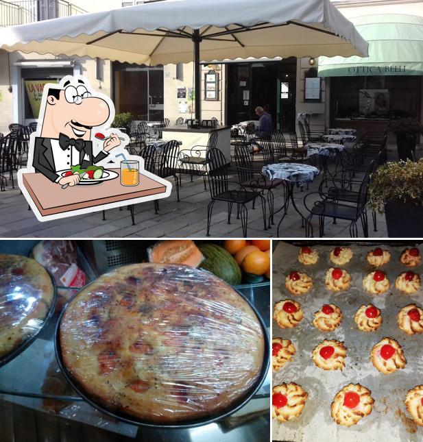 Tra le diverse cose da Caffè Rigoletto si possono trovare la cibo e interni