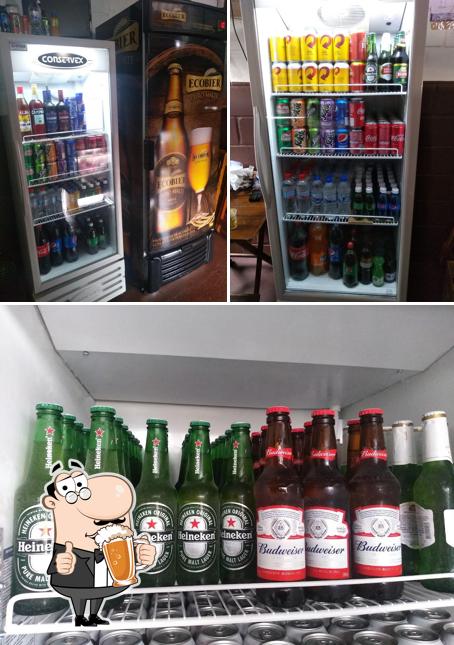 Desfute um copo de cerveja leve ou escura