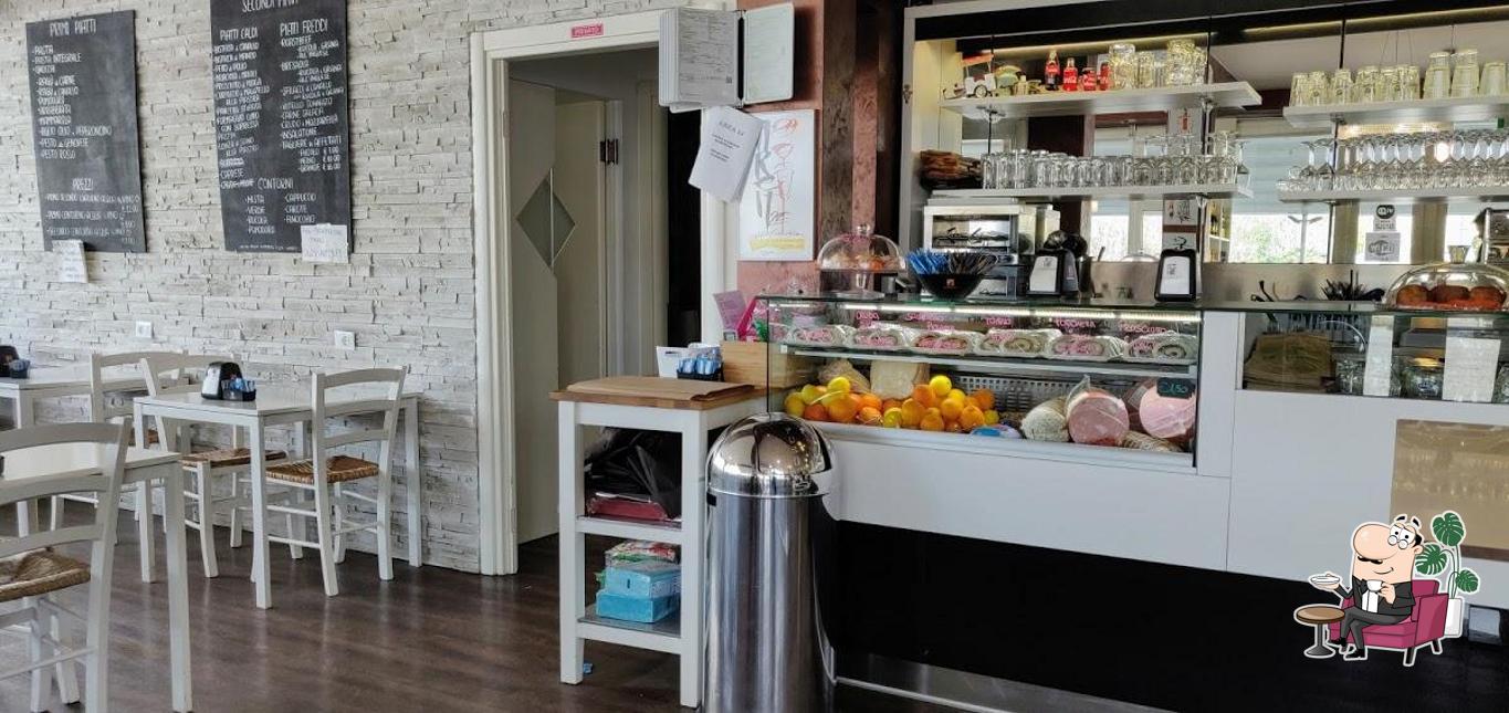 Dai un'occhiata agli interni di Area 24 Risto Caffè