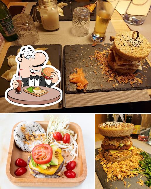 Commandez un hamburger à Izakaya Tours