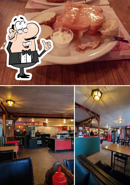 Red Lantern Pub & Steak House se distingue por su interior y comida