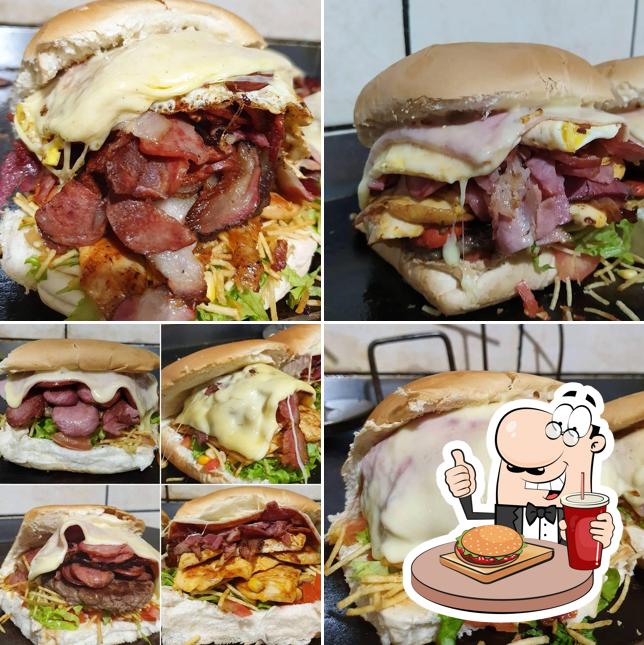 Delicie-se com um hambúrguer no Tiozinho Lanches