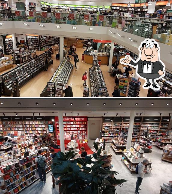 Siéntate a una de las mesas de Feltrinelli Librerie