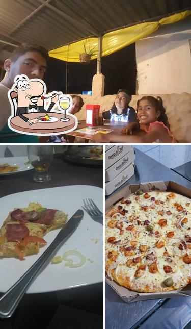 Entre diversos coisas, comida e mesa de jantar podem ser encontrados a Varanda's Pizzaria