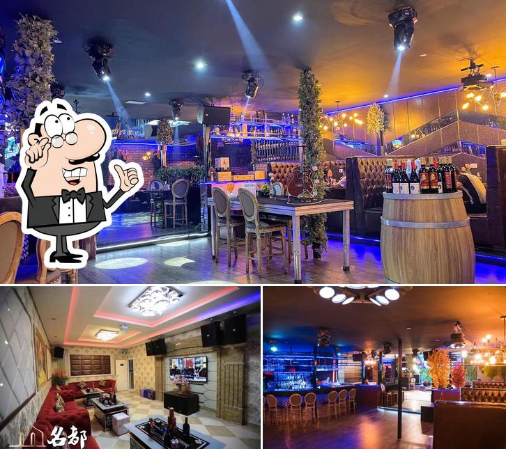 Sente em uma das mesas no 名都音乐酒吧 MINGDU Bar Música