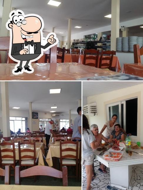 Sente em uma das mesas no Restaurante e Churrascaria Rech