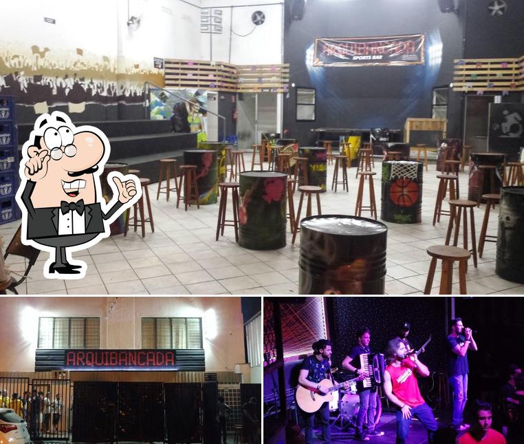 Sente em uma das mesas no Arquibancada Sports Bar