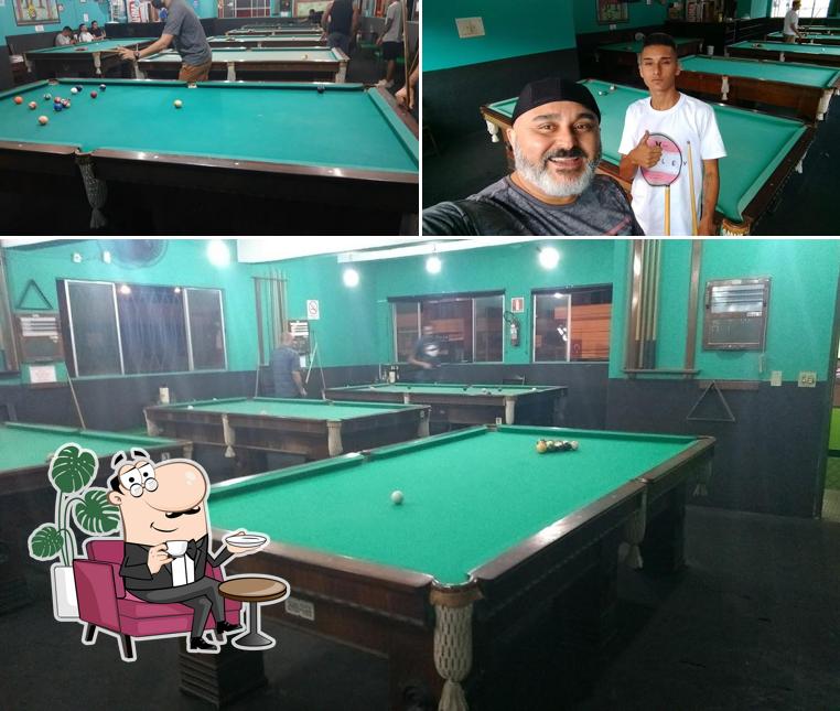 Sente em uma das mesas no Bordeli Snooker Porções - Bar com Sinuca